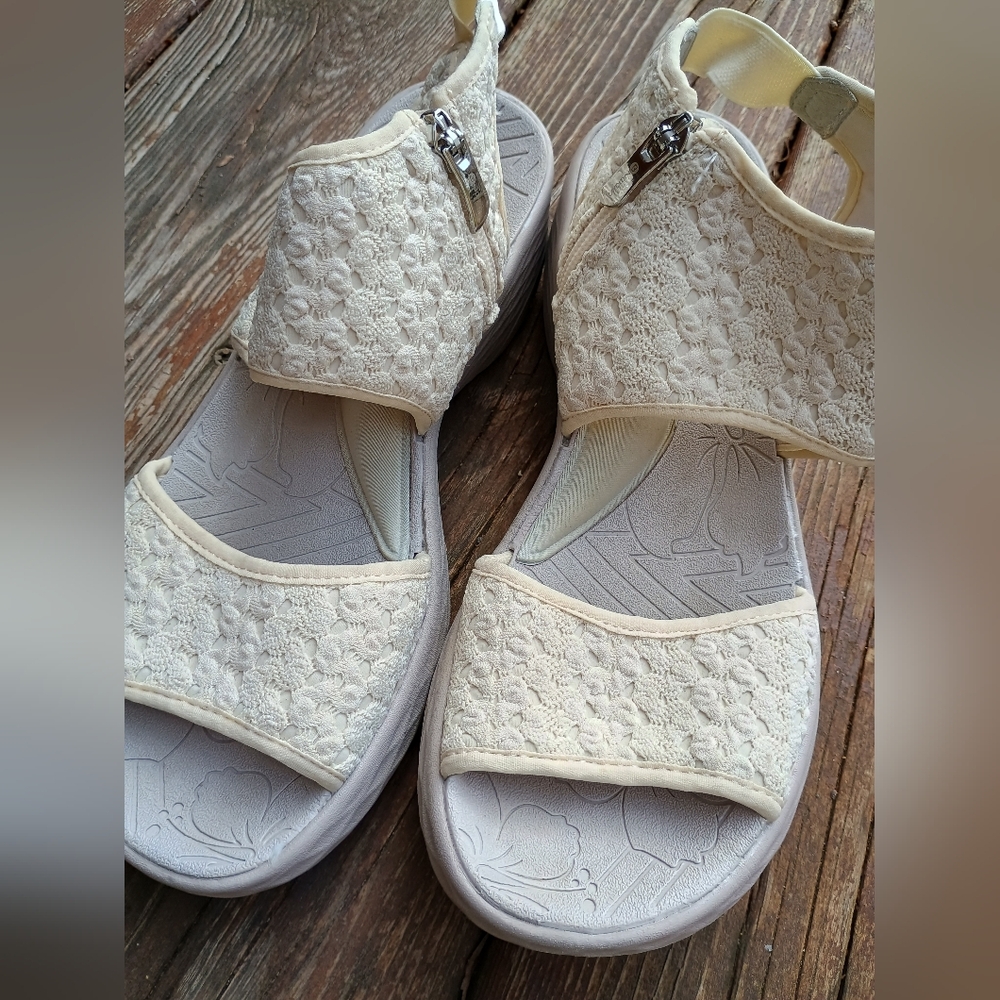 BZees Womens Size 10M Wedge Crochet Accent Jessie Cream Sandal - Picture 7 of 8